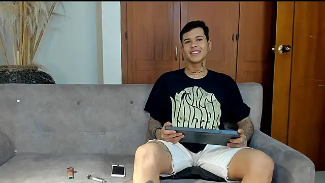 Snapshot of jamesinked_ chatting on 10.28.25 jamesinked  online show from 10.28.25