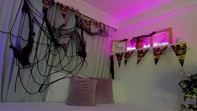 susyy7 online show from 10.31.25