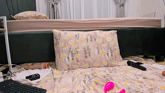 Snapshot of wowsquirtx chatting on 02.13.25 wowsquirtx online show from 02.13.25