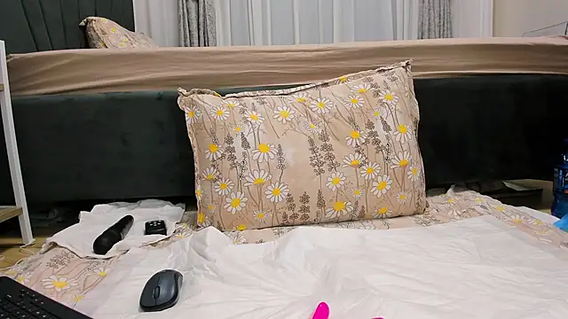 Snapshot of wowsquirtx chatting on 02.26.25 wowsquirtx online show from 02.26.25