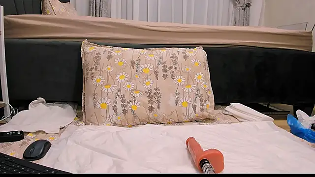 Snapshot of wowsquirtx chatting on 03.11.25 wowsquirtx online show from 03.11.25