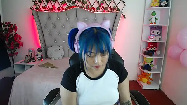 Snapshot of Shaddycute_ chatting on 12.23.24 Shaddycute online show from 12.23.24