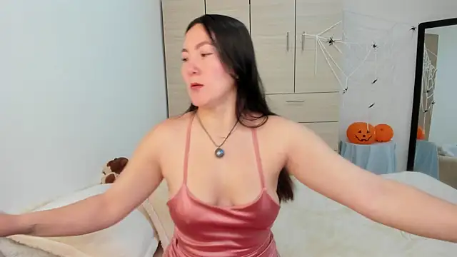 Elle Lee  online show from 10.13.25