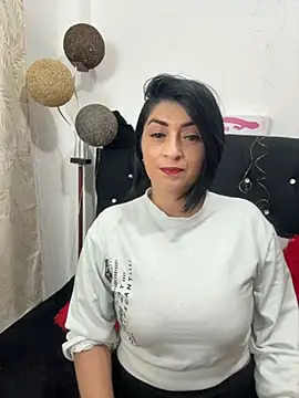 Snapshot of karenlennox1 chatting on 12.04.25 karenlennox1 online show from 12.04.25