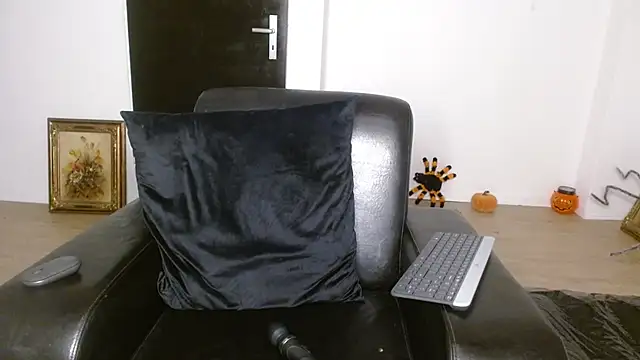 Snapshot of JuicyJanexo chatting on 10.11.25 JuicyJanexo online show from 10.11.25