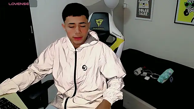 Snapshot of bby_santi chatting on 09.20.25 bby santi online show from 09.20.25