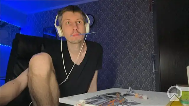 Aki-Laky online show from 12.18.25