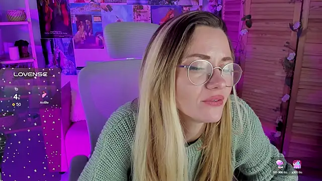 Snapshot of LadyIzabel chatting on 12.12.24 LadyIzabel online show from 12.12.24