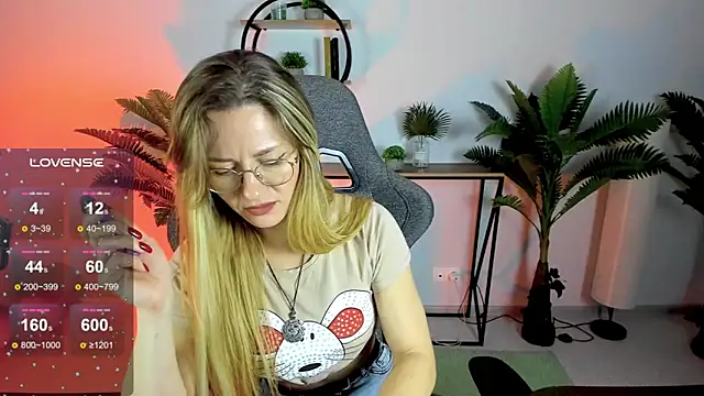 Snapshot of LadyIzabel chatting on 12.16.24 LadyIzabel online show from 12.16.24