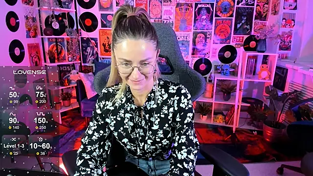 Snapshot of LadyIzabel chatting on 01.24.25 LadyIzabel online show from 01.24.25