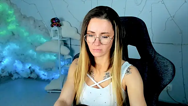 Snapshot of LadyIzabel chatting on 02.23.25 LadyIzabel online show from 02.23.25