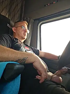 Snapshot of alle2121 chatting on 11.17.25 alle2121 online show from 11.17.25