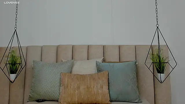 Snapshot of Olivia_Collins1 chatting on 03.04.25 Olivia Collins1 online show from 03.04.25