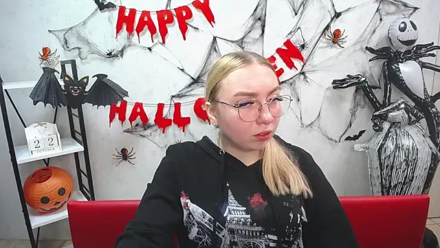 BeatriceFly online show from 10.22.25