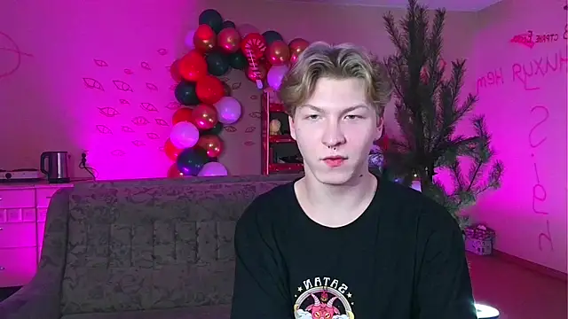 Snapshot of TheMikeSever chatting on 01.04.25 TheMikeSever online show from 01.04.25