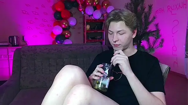 Snapshot of TheMikeSever chatting on 01.04.25 TheMikeSever online show from 01.04.25