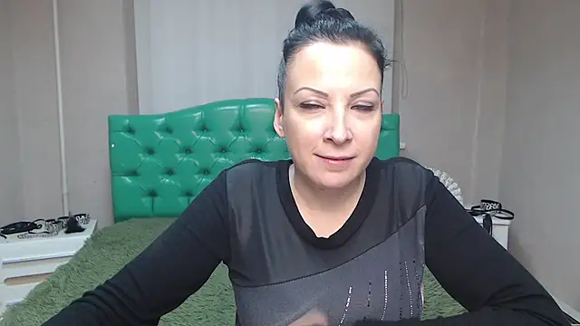 Snapshot of ElizabethSho chatting on 12.08.24 ElizabethSho online show from 12.08.24