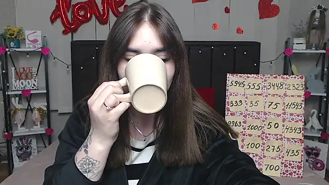 Snapshot of LauraHlot chatting on 03.17.25 LauraHlot online show from 03.17.25