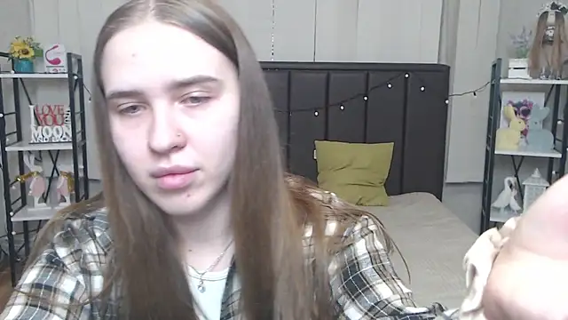 Snapshot of LauraHlot chatting on 09.17.25 LauraHlot online show from 09.17.25