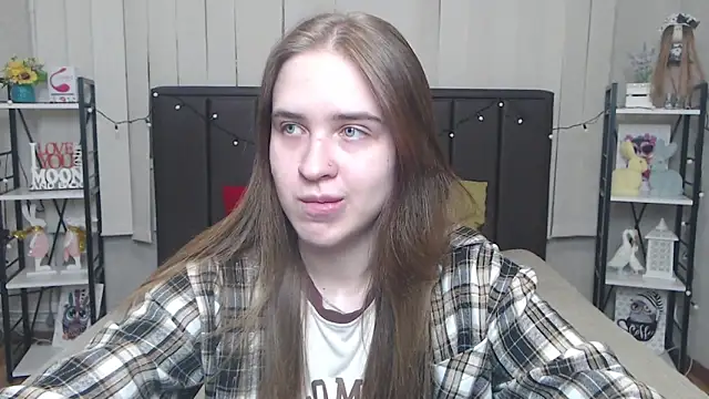 Snapshot of LauraHlot chatting on 09.22.25 LauraHlot online show from 09.22.25