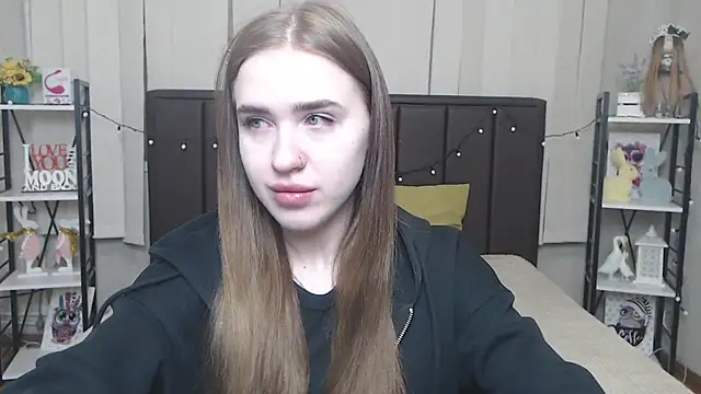Snapshot of LauraHlot chatting on 10.18.25 LauraHlot online show from 10.18.25