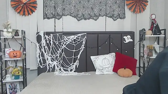 LauraHlot online show from 10.28.25