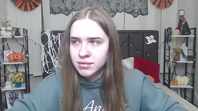 LauraHlot online show from 10.29.25