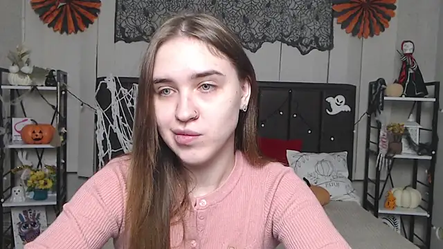 LauraHlot online show from 11.14.25