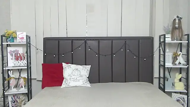 LauraHlot online show from 11.22.25