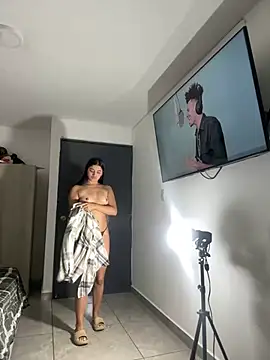 Snapshot of Arilw chatting on 12.20.24 Arilw online show from 12.20.24