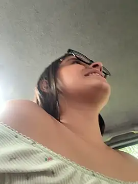 Snapshot of Arilw chatting on 02.27.25 Arilw online show from 02.27.25