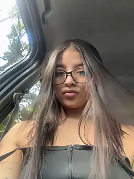 Snapshot of Arilw chatting on 02.28.25 Arilw online show from 02.28.25