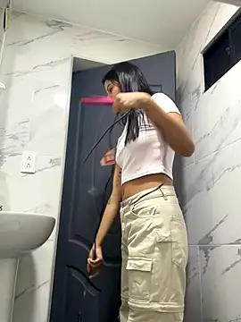 Snapshot of Arilw chatting on 10.24.25 Arilw online show from 10.24.25