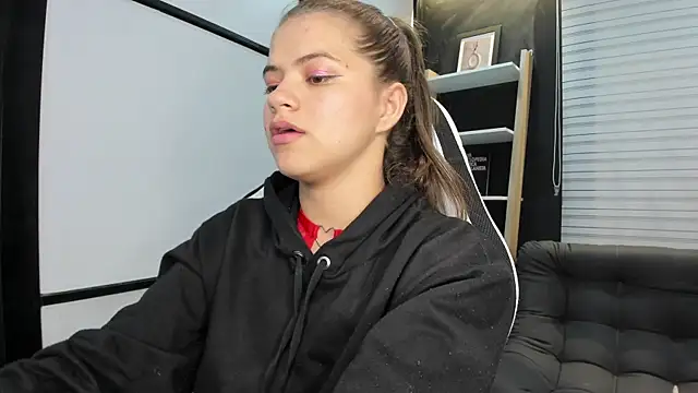 Snapshot of PaigeJayden chatting on 02.19.25 PaigeJayden online show from 02.19.25