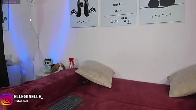 ElleGisellee online show from 02.08.26