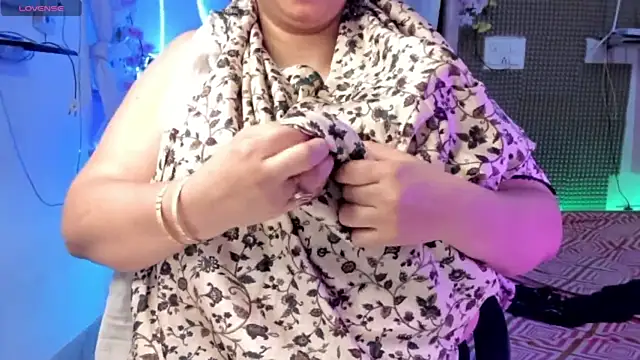 Snapshot of Gulabi_Queen chatting on 03.04.25 Gulabi Queen online show from 03.04.25