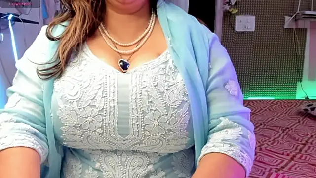 Snapshot of Gulabi_Queen chatting on 03.09.25 Gulabi Queen online show from 03.09.25