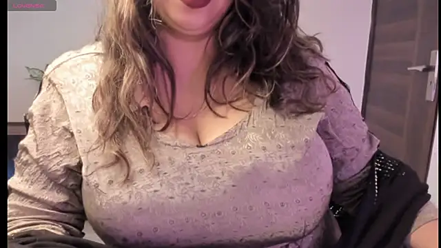 Snapshot of Gulabi_Queen chatting on 03.12.25 Gulabi Queen online show from 03.12.25