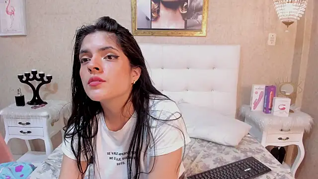 Snapshot of sofiaclauss chatting on 12.16.24 sofiaclauss online show from 12.16.24