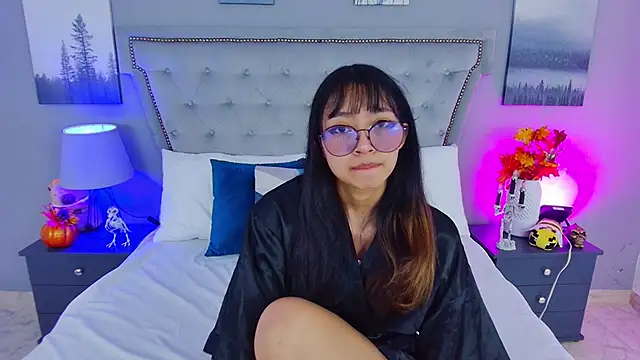 Snapshot of Yommi_Winx chatting on 10.22.25 Yommi Winx online show from 10.22.25