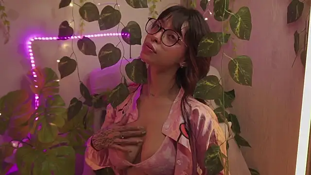 Snapshot of Kitty_arts chatting on 12.02.24 Kitty arts online show from 12.02.24