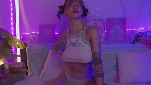 Snapshot of Kitty_arts chatting on 01.15.25 Kitty arts online show from 01.15.25