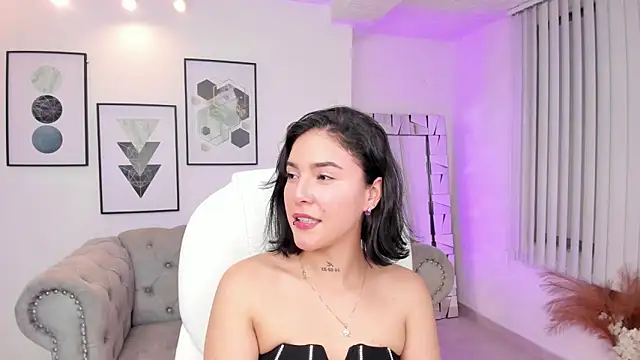 kendaall jenner  online show from 01.08.25