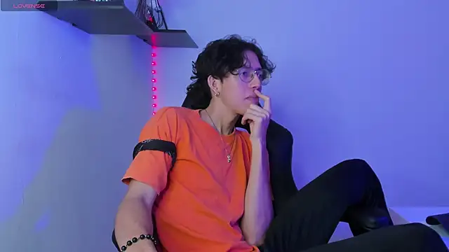 Snapshot of manu_vera chatting on 02.25.25 manu vera online show from 02.25.25