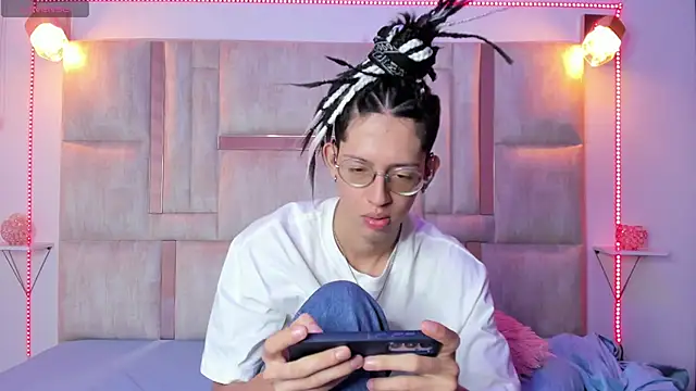 Snapshot of manu_vera chatting on 03.19.25 manu vera online show from 03.19.25