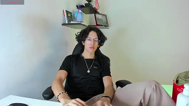 Snapshot of manu_vera chatting on 10.18.25 manu vera online show from 10.18.25