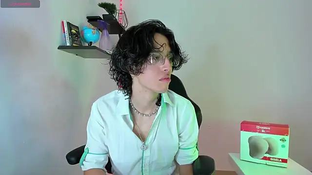 Snapshot of manu_vera chatting on 10.19.25 manu vera online show from 10.19.25