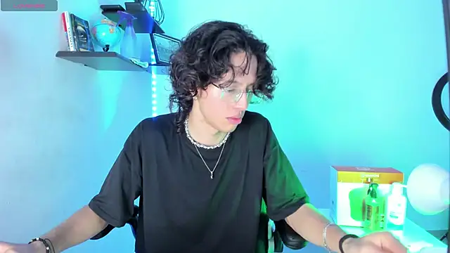 Snapshot of manu_vera chatting on 10.21.25 manu vera online show from 10.21.25