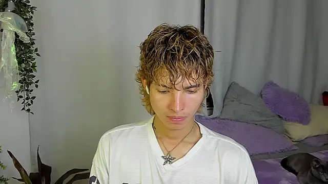 Snapshot of santy-kitty chatting on 10.04.25 santy-kitty online show from 10.04.25