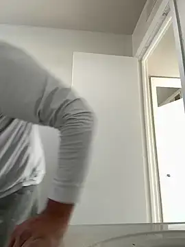 Snapshot of elamante03 chatting on 12.18.24 elamante03 online show from 12.18.24